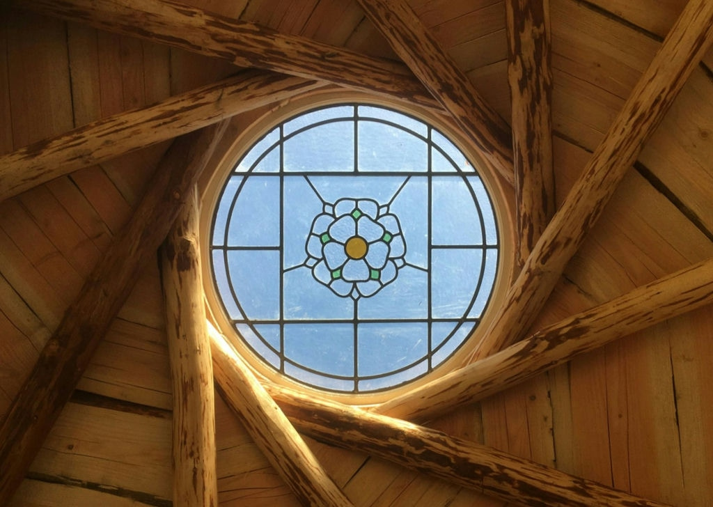 larch-pole-roundhouse-stained-glass-top