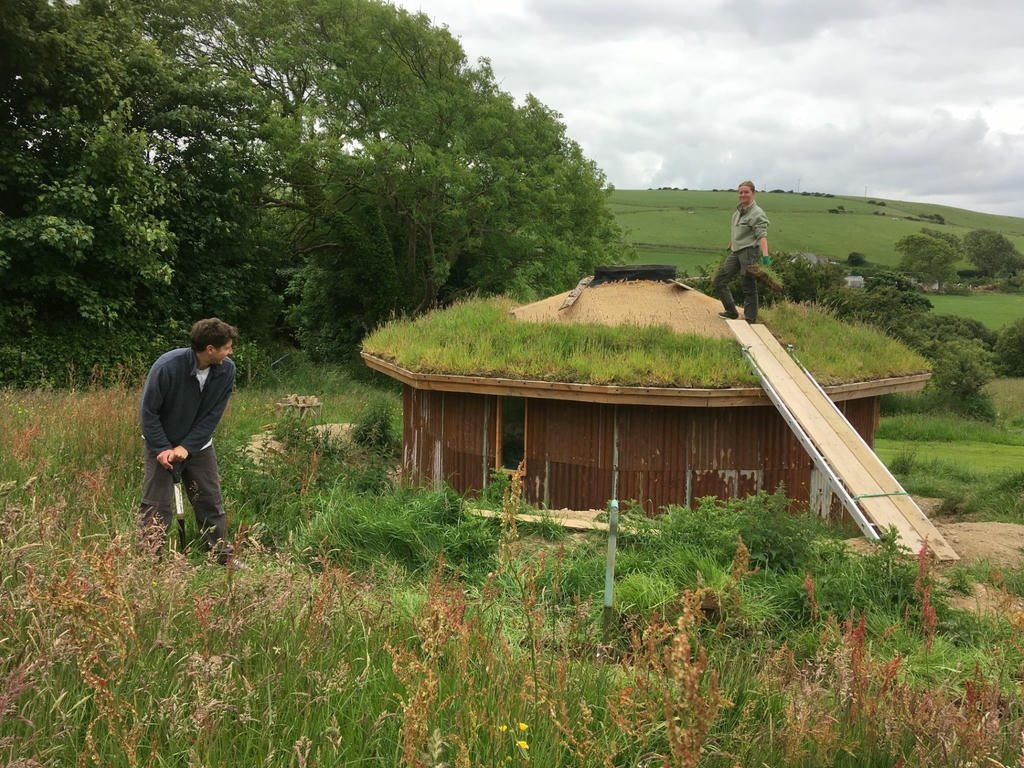 larch-pole-roundhouse-laying-turf-roof